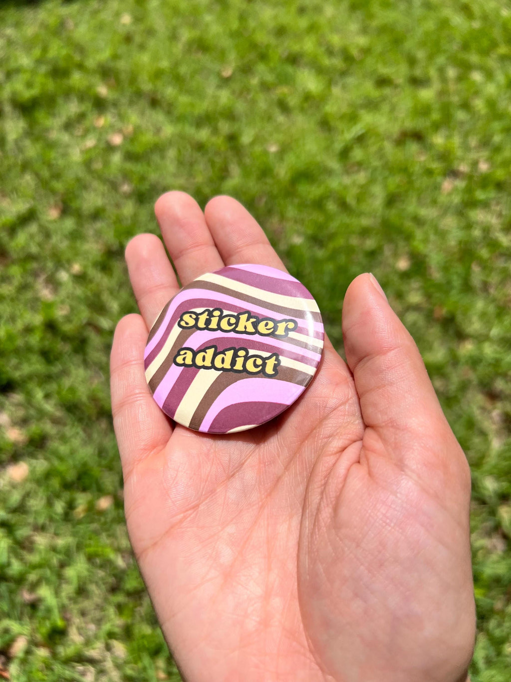 Cute Funny Sticker Addict 2.25 in Button Pin - Retro Groovy Y2K Aesthetic Pinback Button - Stationery Merch Backpack Pin - Cute Crafty Badge