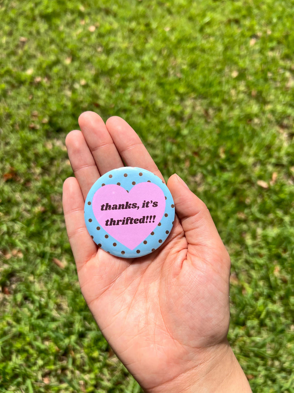 Thanks It's Thrifted 2.25 in Pinback Button/ Thrift Lover Badge / Sustainable Fashion Pin / Vintage Shopping Gift/ Gen Z Girl Gift