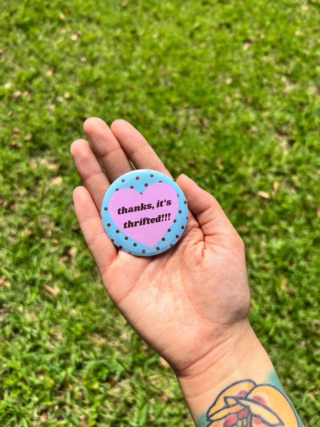 Thanks It's Thrifted 2.25 in Pinback Button/ Thrift Lover Badge / Sustainable Fashion Pin / Vintage Shopping Gift/ Gen Z Girl Gift