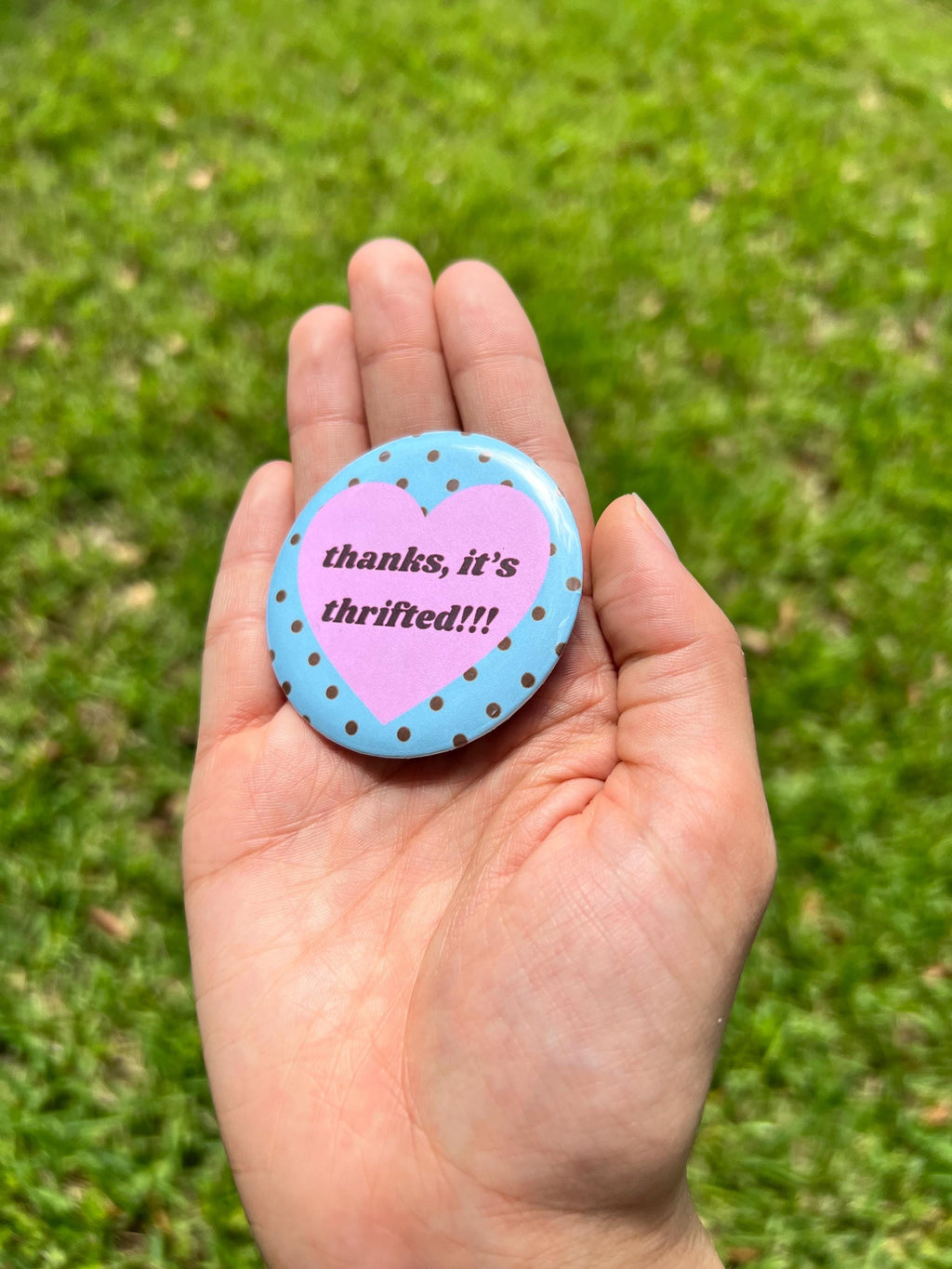 Thanks It's Thrifted 2.25 in Pinback Button/ Thrift Lover Badge / Sustainable Fashion Pin / Vintage Shopping Gift/ Gen Z Girl Gift