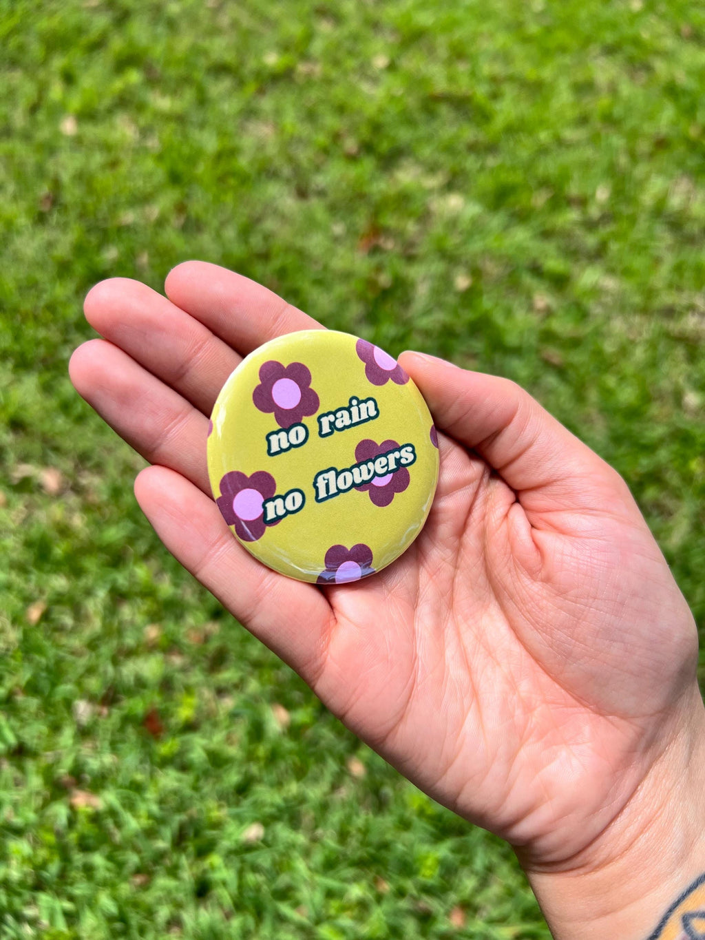 No Rain No Flowers 2.25 in Pinback Button / Retro Floral Motivational Badge / Cute Hippie Aesthetic Pin/ Positive Quote Gift / Backpack Pin
